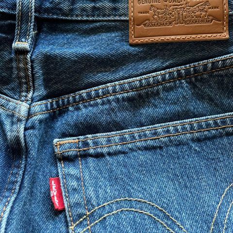 Blått Levi’s denimskjørt i str 26 selges