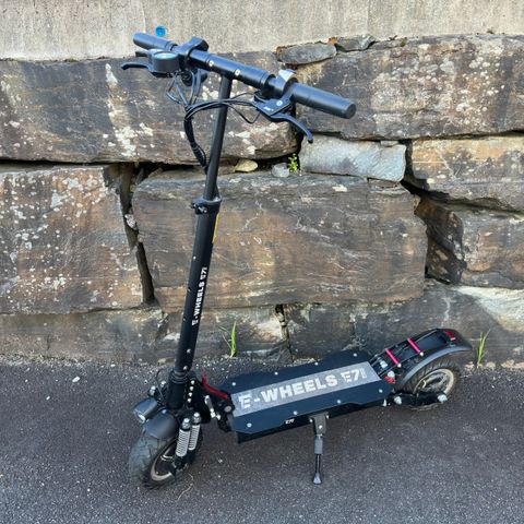 Nesten ny E-Wheels E7 el-sparkesykkel – Kraft, Komfort og Rekkevidde!