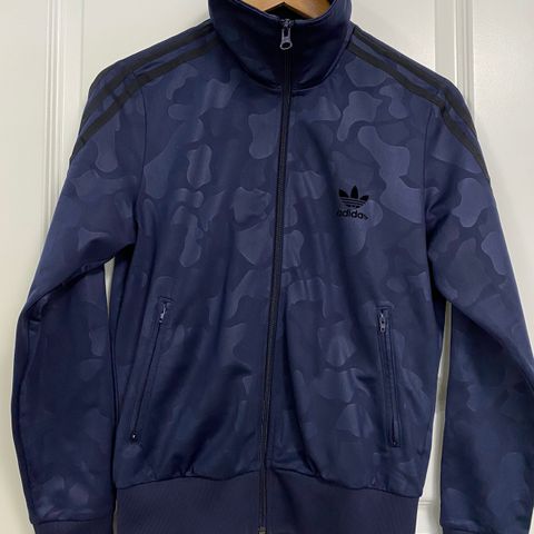 Adidas jakke (S) 30kr!