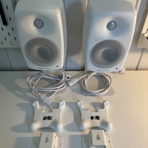 2x Genelec 8020D + Genelec L-shape Table Stand