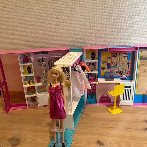 Barbie drømmegarderobe med Barbie dukke, klær, sko utstyr