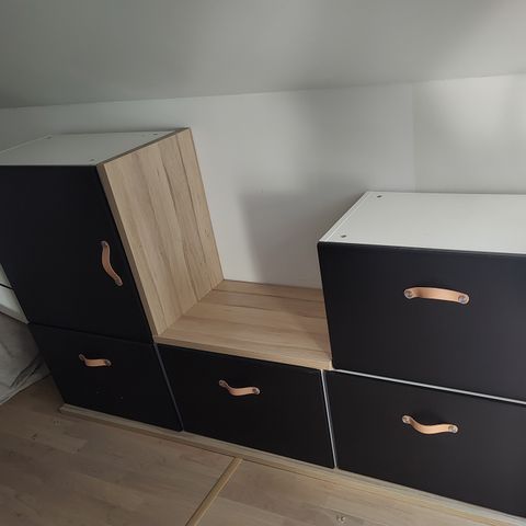 Skap for lave takhøyder (IKEA). Kan modelleres som man ønsker (løse moduler)