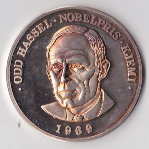 Stor sølvmedalje av nobelpris vinner i kjemi Odd Hassel.