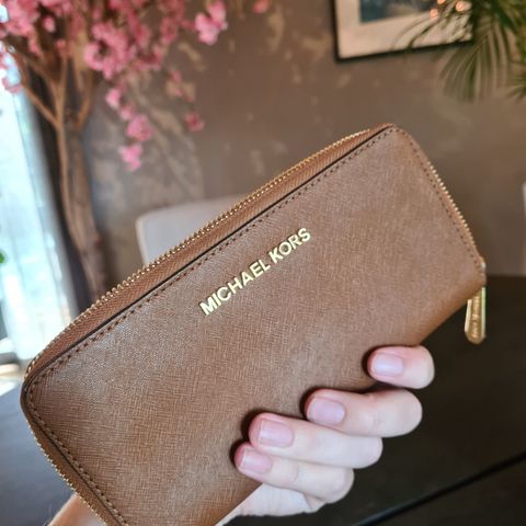 Michael Kors clutch/lommebok selges