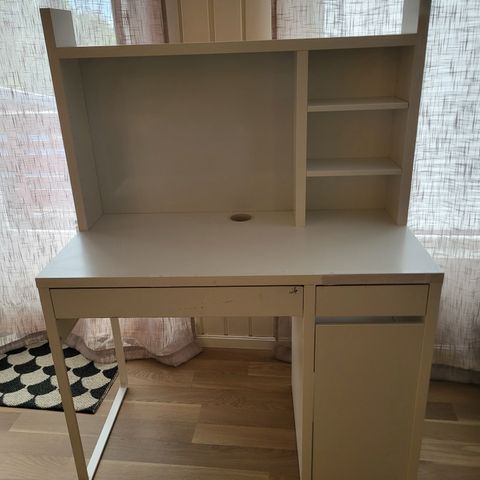 Skrivebord Micke fra IKEA med overdel