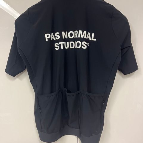 PAS NORMAL STUDIOS - Essential Jersey og Mechanism Pro Speedsuit