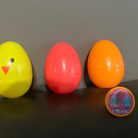 Tre egg i plast, påskedekorasjon