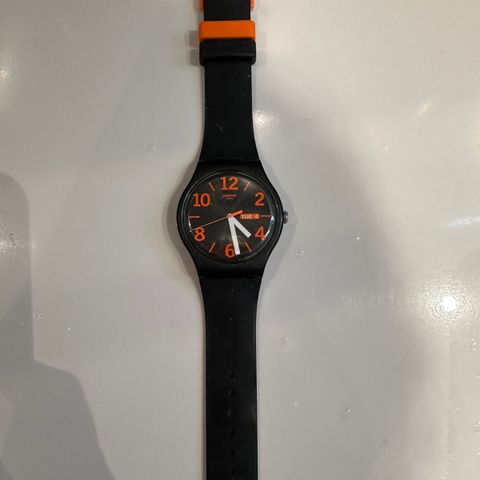 Swatch svart/oransj klokke til herre/gutt