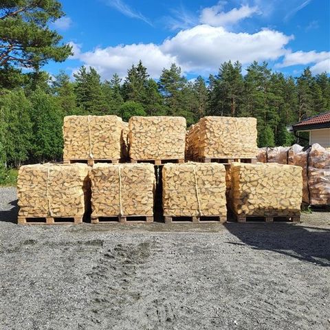 Bjørkeved 1000 liter sekker håndstablet og 60 liter sekker.