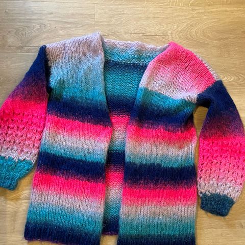 Netti hjemmestrikket cardigan