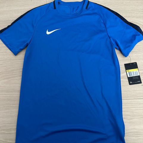 Ny dry fit nike t-skjorte str S