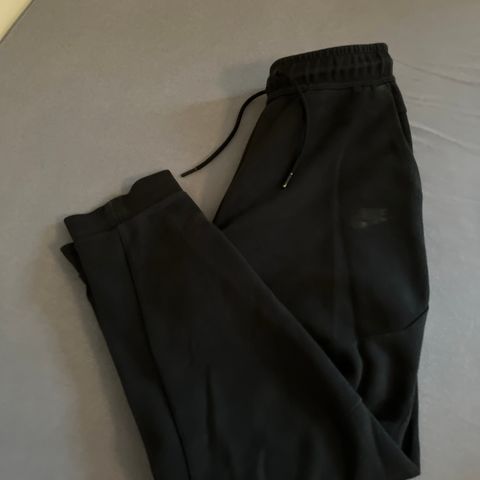 Pent brukt bukse av merke nike tech fleece. Pris: 300kr.