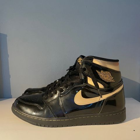 Jordan 1 (Black Metallic Gold) str. 44,5