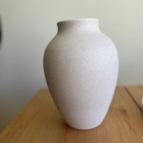 Vase i sand farge fra Kremmerhuset