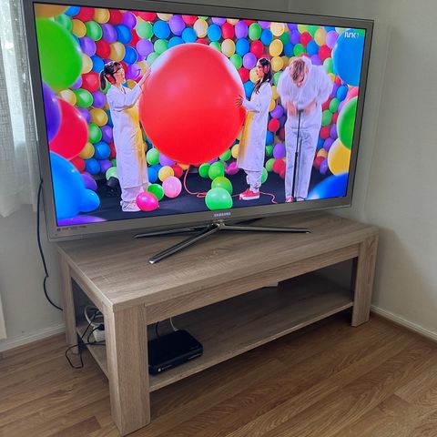 55" Samsung TV og TV-bord