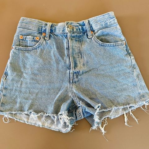 Levis ribcage shorts