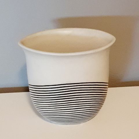 FLOTT VINTAGE VASE FRA RØRSTRAND SELGES