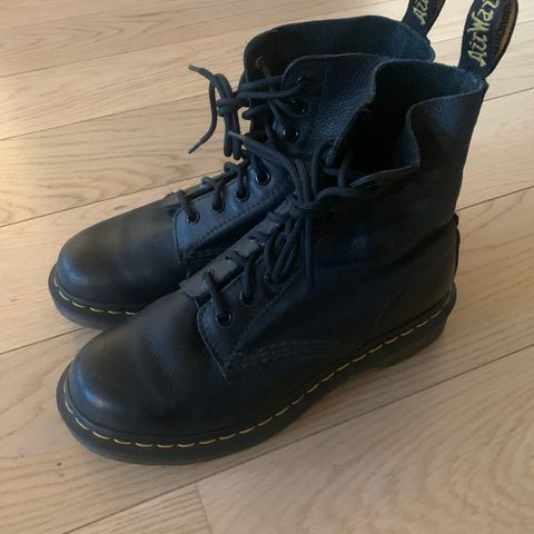 Dr. Martens str 38, mykt skinn