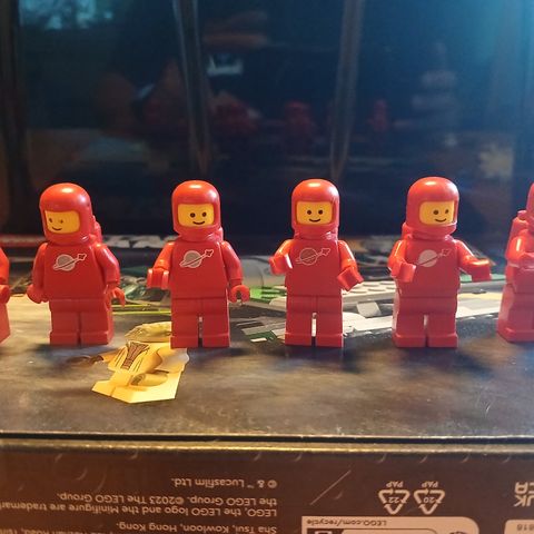 Lego classic space Astronauter.  Hvit, gul og rød.