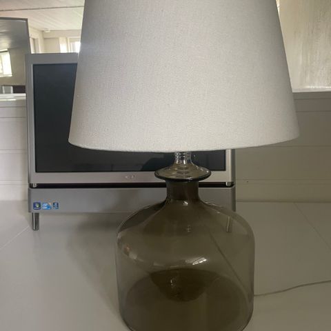 Lampe i glass med skjerm