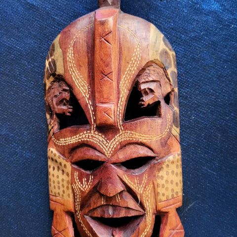 Afrikans maske i tre 22 cm høy