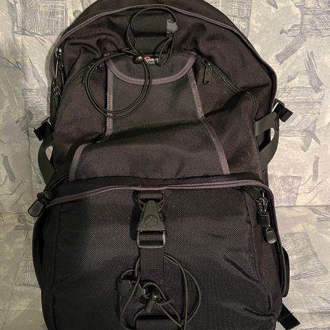 Anvendelig og proff fotosekk: Lowepro Compurover AW