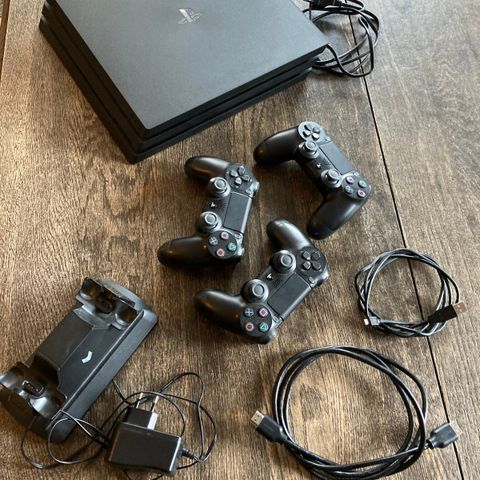 PlayStation 4 Pro med tilbehør