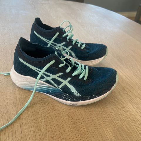 Asics magic speed str 37, US 6 med karbonplate