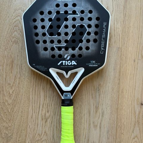 Stiga cybershape 18K padel racket