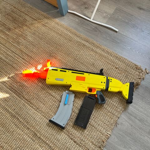 Nerf våpen scar fortnite rifle med to magasiner.