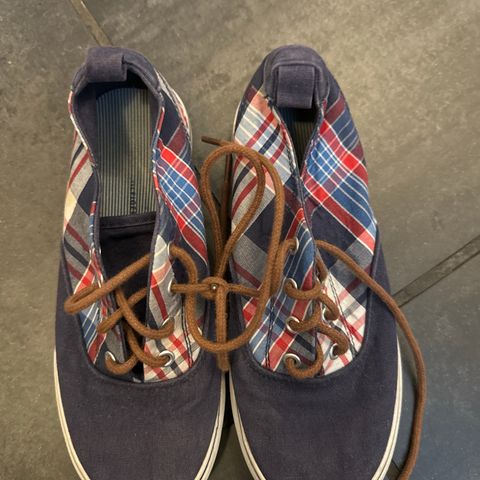 Tøysko fra Tommy Hilfiger 32,5