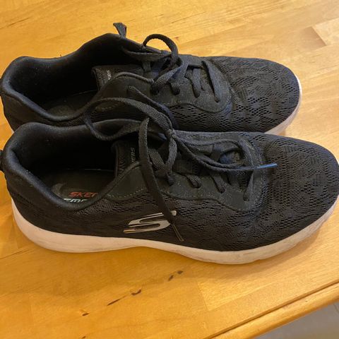 Skechers i størrelse 41 men stor