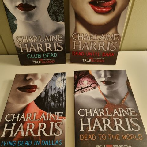 Charlaine Harris.  Engelsk tekst.  25 pr bok