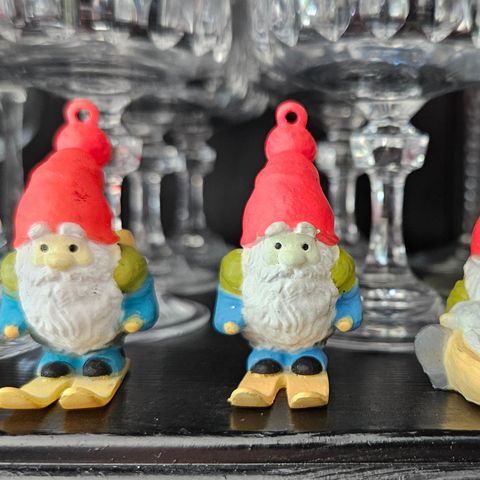 Midthun mini nisse , laget i gummi , 5cm høy .  Topp stand