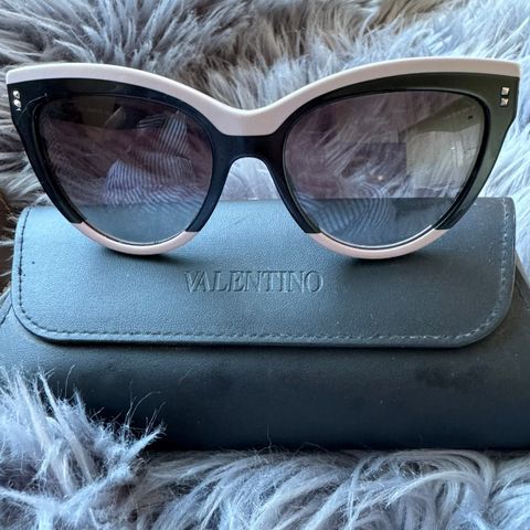 Pent brukt Valentino solbriller pris 800kr