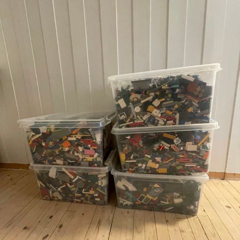 Lego selges. 100kr per kg (65kg)