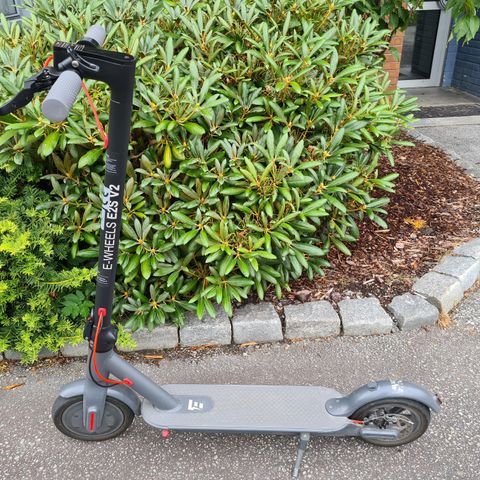 E-WHEELS E2S V2 - pent brukt elektrisk sparkesykkel