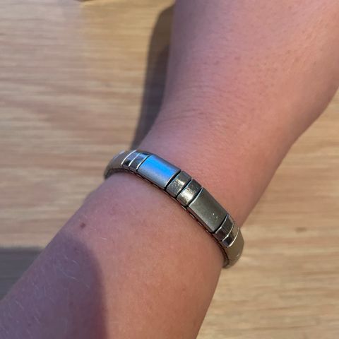 Nydelig armbånd som passer de fleste.