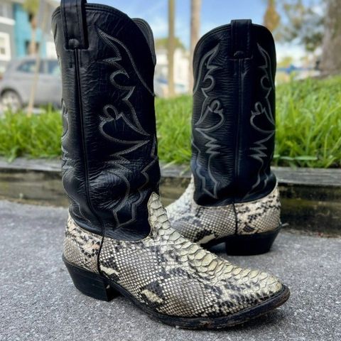 ØK: slangeskinn cowboy boots