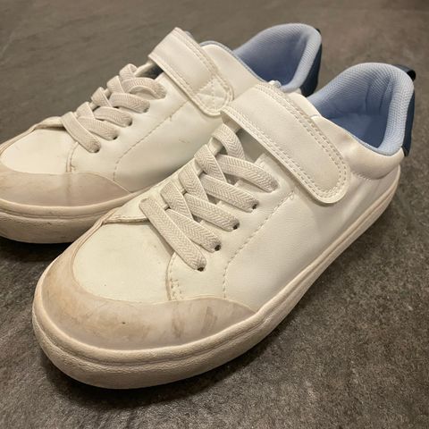 Hvite sneakers str 32 fra H&M