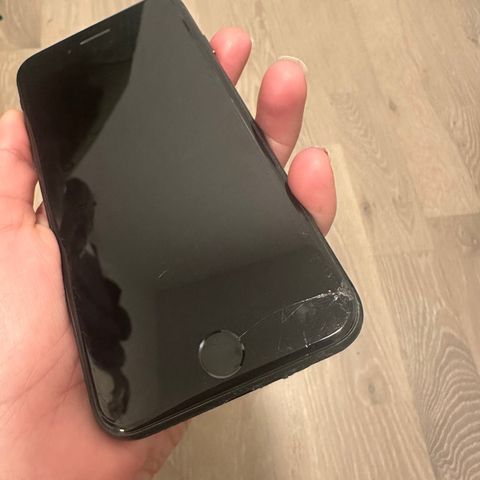 iPhone 8 256 gb billig, grunnet liten sprekk i skjerm