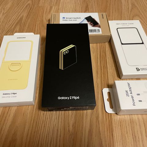 uåpnet Samsung Galaxy Z Flip6 12/256 Gb med tilbehør, Kvittering