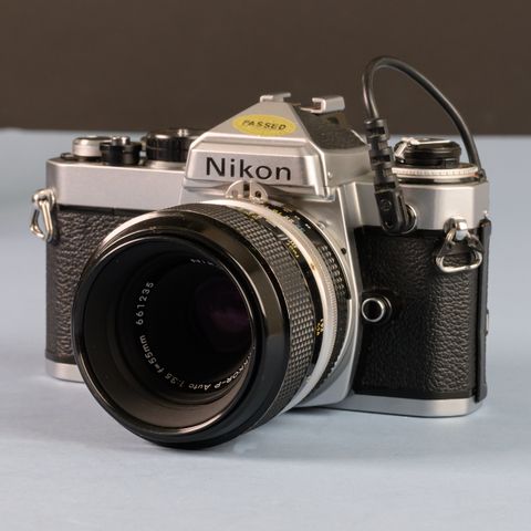 Nikon FE med Micro Nikkor 55mm f3,5 og databakstykke MF12.