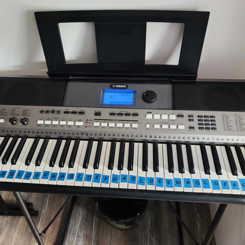 YAMAHA PSR E443 keyboard