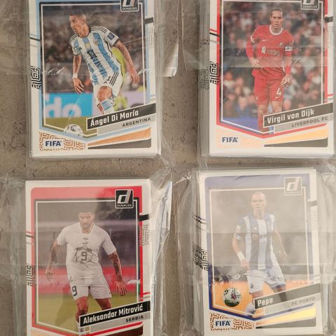 152 av 200 base kort i donruss 23-24 ingen duplikater fotballkort