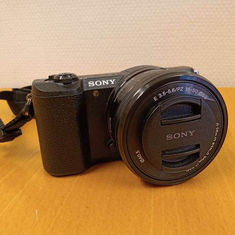 Sony A5100 m/16-50mm f3,5-5,6 Sony kameraveske og 3 batterier