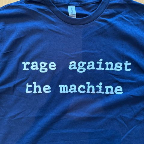 Ny og ubrukt Rage Against the Machine t-skjorte (L) selges