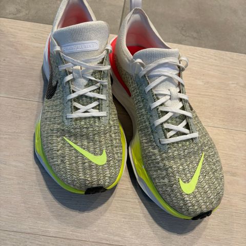 Nike zoomx invincible run 3. US 13. Str 47,5. 31 cm.