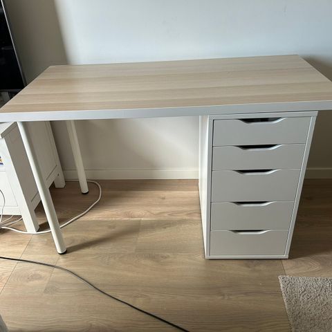 Ikea skrivebord med skuffer selges, lite brukt.