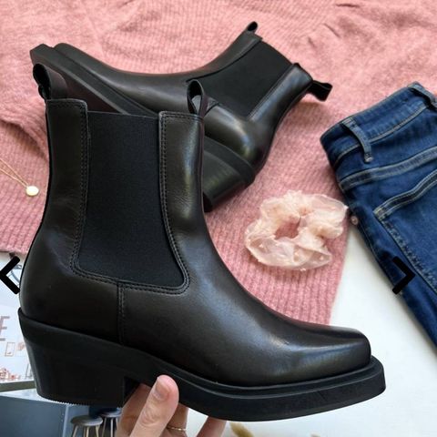 Rålekre boots i svart skinn i str.38 selges kr.1400 ,-ny pris 2199,-